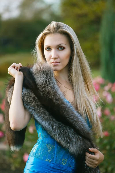 Fashion portrait of young sensual woman in garden — Stock Photo, Image