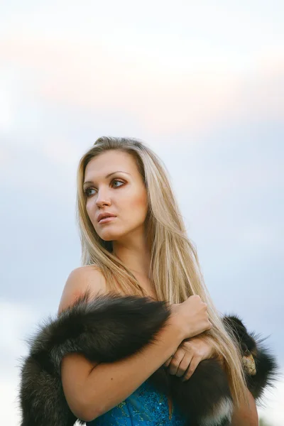 Mode portret van jonge sensuele vrouw in tuin — Stockfoto