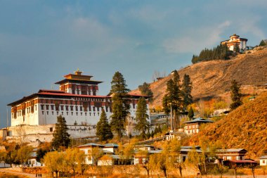 Gün batımında Rinpung Dzong, Paro Bölgesi, Butan
