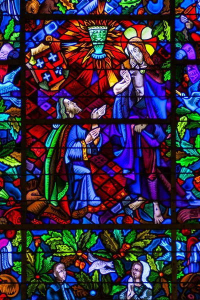 アリマタヤのヨセフを描いたステンドグラスは フランス トレレンテウクの聖杯教会の聖杯のビジョンを持っています — ストック写真