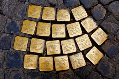 Bir Stolperstein taşıyan kaldırım taşı büyüklüğünde beton küp, Nazi imha veya zulüm mağdurlarının isim ve yaşam tarihleriyle kazınmış bir levha, della Madonna dei Monti, Roma İtalya