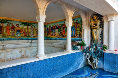 Giulianova, İtalya 'daki Muhteşem Meryem Ana Mabedi' nde mucizevi kaynak suyu çeşmesi