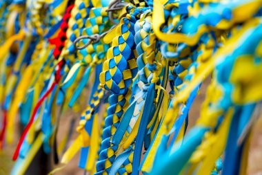 Euromaidan Anıtı 'nda Ukrayna bayrakları örüldü, Kiev, Ukrayna