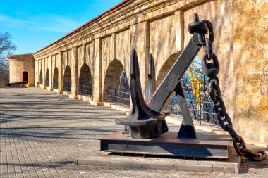 Ukrayna 'nın Odessa kentindeki Shevchenko parkındaki antik kale duvarının yanındaki dayanak noktası.