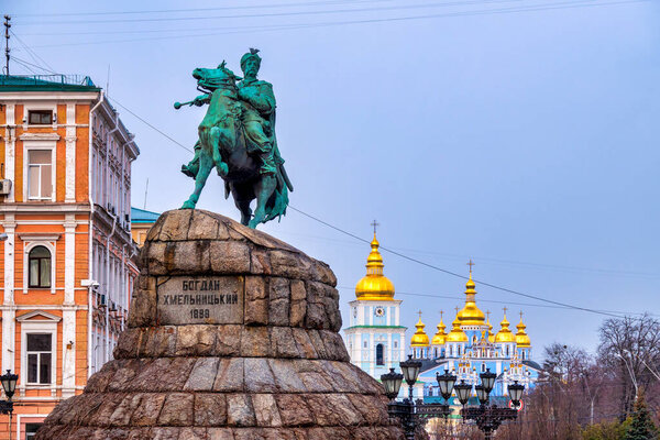 Памятник Богдану Хмельницкому и Михайловский золотокупольный монастырь, Киев, Украина