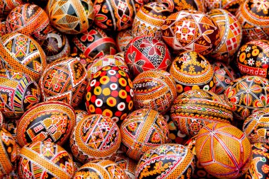 Pysanky geleneksel Slav paskalya yumurtalarıdır. Geleneksel halk tasarımlarıyla süslenmiştir.