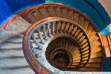 Eski bir spiral merdiven.
