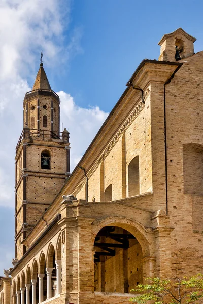 Экстерьер Collegiata San Michele Arcangelo Citta Sant Angelo Italy — стоковое фото