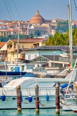 Giulianova, İtalya 'nın güney limanından Duomo di San Flaviano manzarası