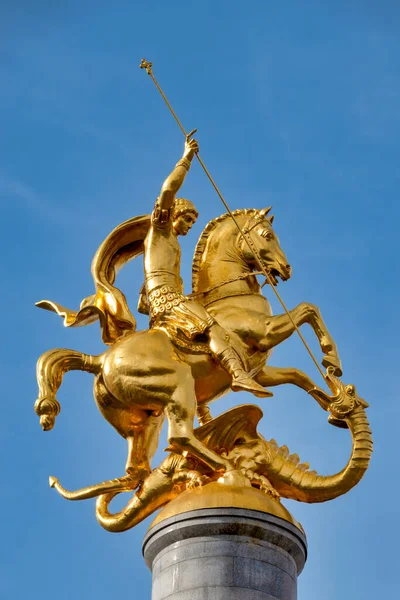 Памятник Золотому Георгию Площади Свободы Тбилиси Грузия — стоковое фото