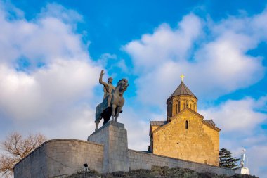 Metekhi Kilisesi ve Kral Vakhtang Gorgasali 'nin binicilik heykeli, Tiflis, Georgia