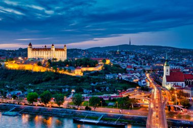 Bratislava Kalesi ve Eski Şehrin çatıları,