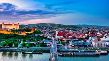 Bratislava Kalesi ve Eski Şehrin çatıları,