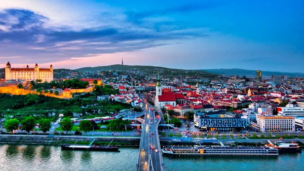 Bratislava Kalesi ve Eski Şehrin çatıları,