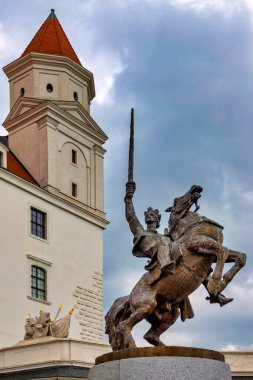 Bratislava, Slovakya Şatosu 'nun fahri avlusunda Kral I. Svatopluk' un Binicilik Heykeli