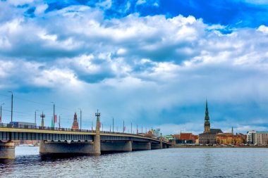 Riga 'nın silueti Daugava Nehri, Riga, Letonya