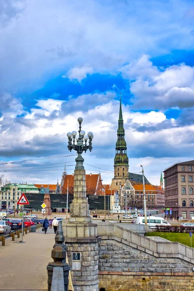Akmens eğiliyor, Riga, Letonya