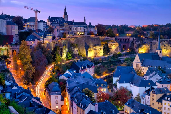 Lüksemburg şehrinin silueti Grund mahallesinde görülüyor.
