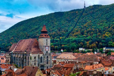 Arkasında Tampa Dağı olan Biserica Neagra (siyah kilise) manzarası; Brasov; Romanya.