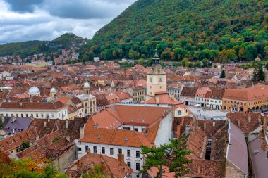 Arka planda Tampa Dağı, Brasov, Romanya 'nın Piata Sfatului (Brasov konsey meydanı) manzarası