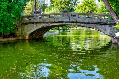 Cismigiu Bahçeleri 'ndeki Köprü, Bükreş, Romani
