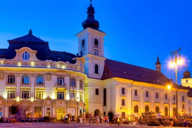 Sibiu belediye binası ve Kutsal Üçlü Roma Katolik Kilisesi, Sibiu, Romanya