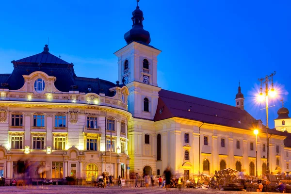 Sibiu belediye binası ve Kutsal Üçlü Roma Katolik Kilisesi, Sibiu, Romanya