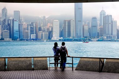 Victoria Limanı 'ndaki turist Hong Kong Skyline, Hong Kong, Çin' i izliyor.