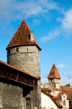 Kuldjalg (Altın Ayak) ve Nunnadetangune (rahibelerin arkası) Kuleler, Tallinn, Estonya