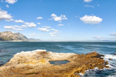 Gearing Point, Hermanus, Güney Afrika 'dan Walker Körfezi manzarası