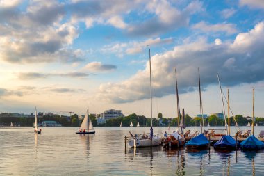 Alster Gölü 'nde gün batımı, Hamburg, Almanya
