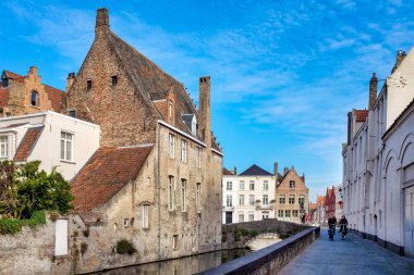 Gouden Handrei Kanalı ve Bruges, Flanders, Belçika 'daki köprü.