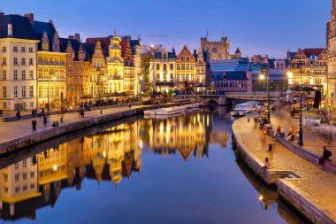 Korenlei ve Graslei, tarihi şehir merkezi Ghent, Flanders, Belçika 'daki rıhtımlar.