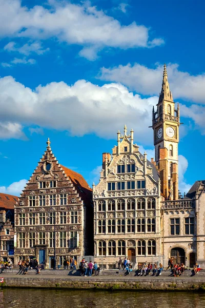 Graslei, Gent, Flanders, Belçika 'nın tarihi şehir merkezinde bir rıhtım.