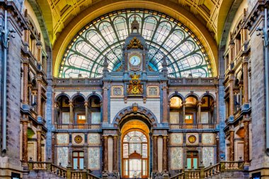 Antwerpen-Centraal tren istasyonunun giriş salonu, Antwerp, Flanders, Belçika