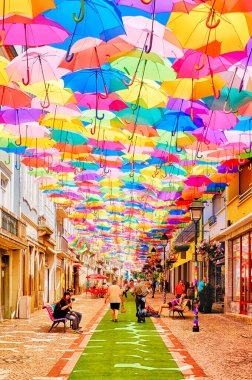 Agitagueda sanat festivali kapsamında Rua de Guarda Chuvas üzerindeki şemsiyeler, Agueda, Portekiz