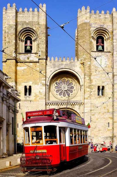 里斯本大教堂前的电车 葡萄牙里斯本 — 图库照片