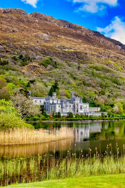 Abadia Kylemore Com Cúpula Doughruagh Atrás Condado Galway Irlanda Imagens De Bancos De Imagens Sem Royalties