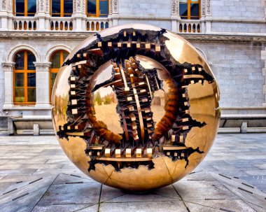 Arnaldo Pomodoro 'nun Küre İçindeki Küre heykeli Trinity Koleji Berkeley Kütüphanesi' nin dışında duruyor, Dublin, İrlanda