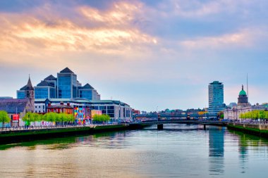 Gün batımında Samuel Beckett Köprüsü 'nden Liffey Nehri manzarası, Dublin, İrlanda