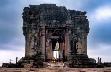 Phnom Bakheng 'in üst terasında sabahın erken saatlerinde, Angkor, Kamboçya