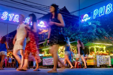 Pub caddesinde turistler, Siem Reap, Kamboçya