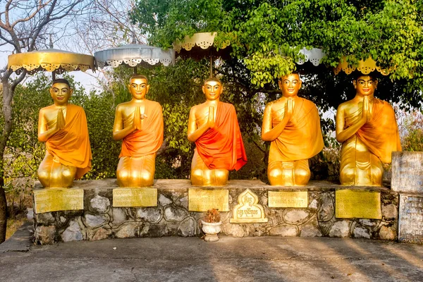 Золотые Будды Соблазнительном Комплексе Пещерах Пномсамбо Баттамбанг Камбодиа — стоковое фото