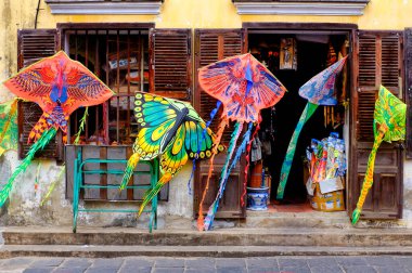Hoi An, Vietnam 'da bir dükkanda geleneksel Vietnam uçurtmaları.