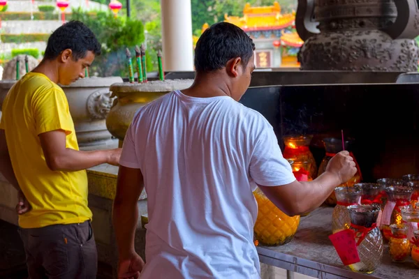 Men Burning Incense Kek Lok Penang Malaysia — стоковое фото