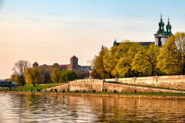 Vistula Nehri, Krakow, Polonya 'dan Skalka manastırı ve Wavel Kalesi manzarası