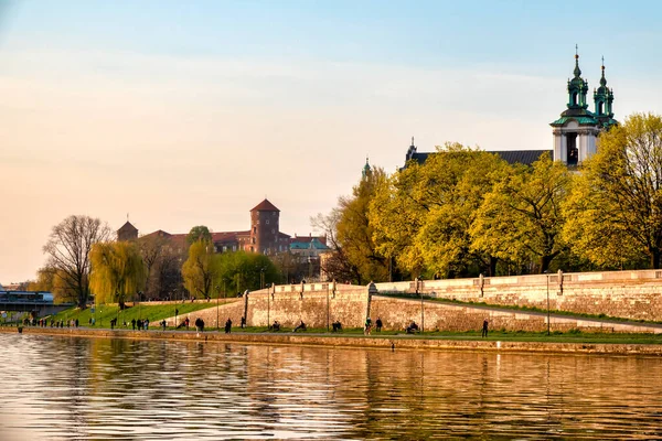 Vistula Nehri, Krakow, Polonya 'dan Skalka manastırı ve Wavel Kalesi manzarası