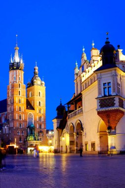 St. Mary Bazilikası ve Kumaş Salonu, Krakow