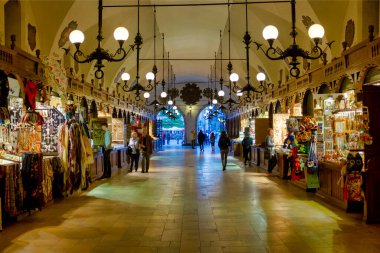 Kumaş Salonu, Krakow, Polonya 'da tezgahları olan bir galeri.