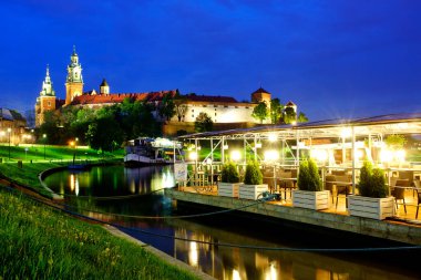 Vistül nehrinin üzerinde Wavel Kalesi, Krakow, Polonya